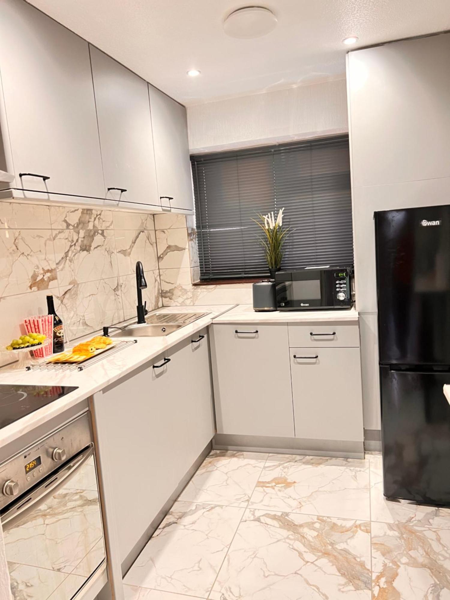 Luxe Smart Home - Basildon Serviced Accommodation - 7 Mins Walk To Basildon Town Centre, Hospital & Train Station Ruang foto