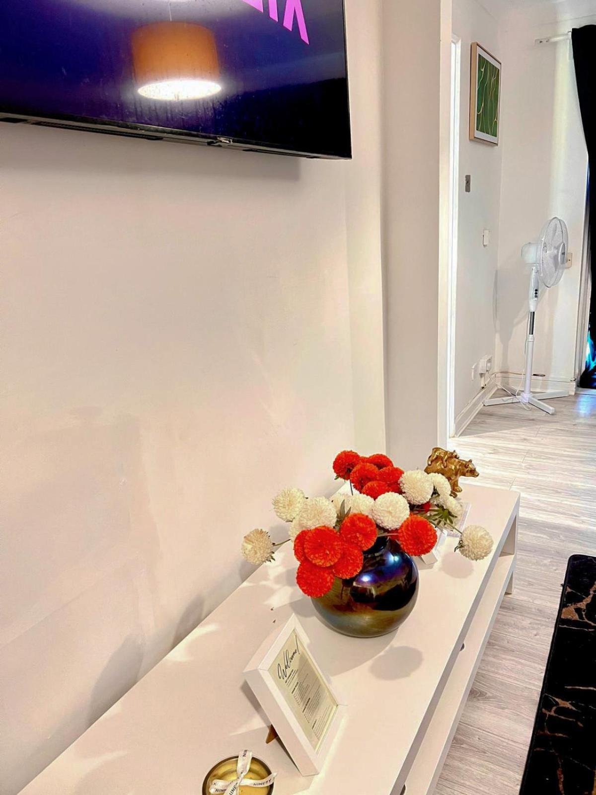 Luxe Smart Home - Basildon Serviced Accommodation - 7 Mins Walk To Basildon Town Centre, Hospital & Train Station Bagian luar foto
