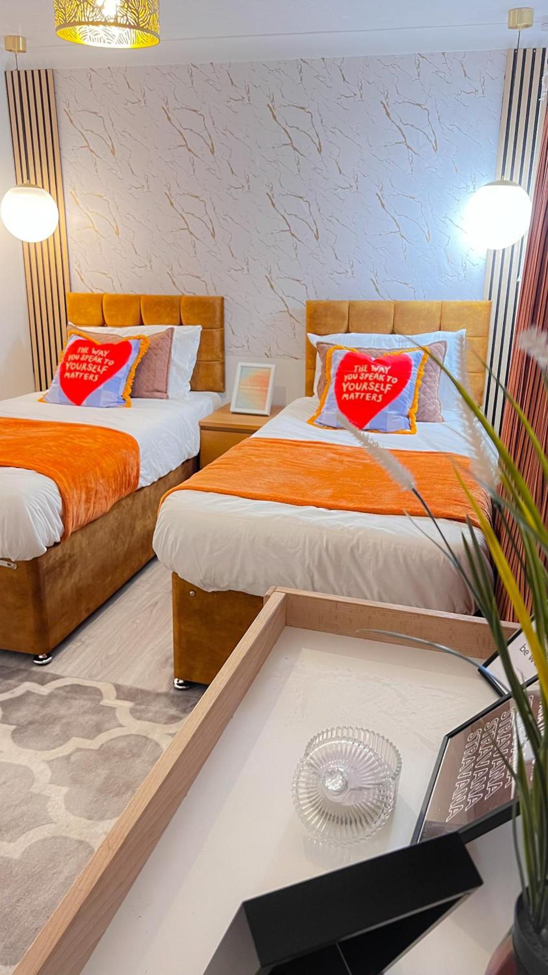 Luxe Smart Home - Basildon Serviced Accommodation - 7 Mins Walk To Basildon Town Centre, Hospital & Train Station Bagian luar foto