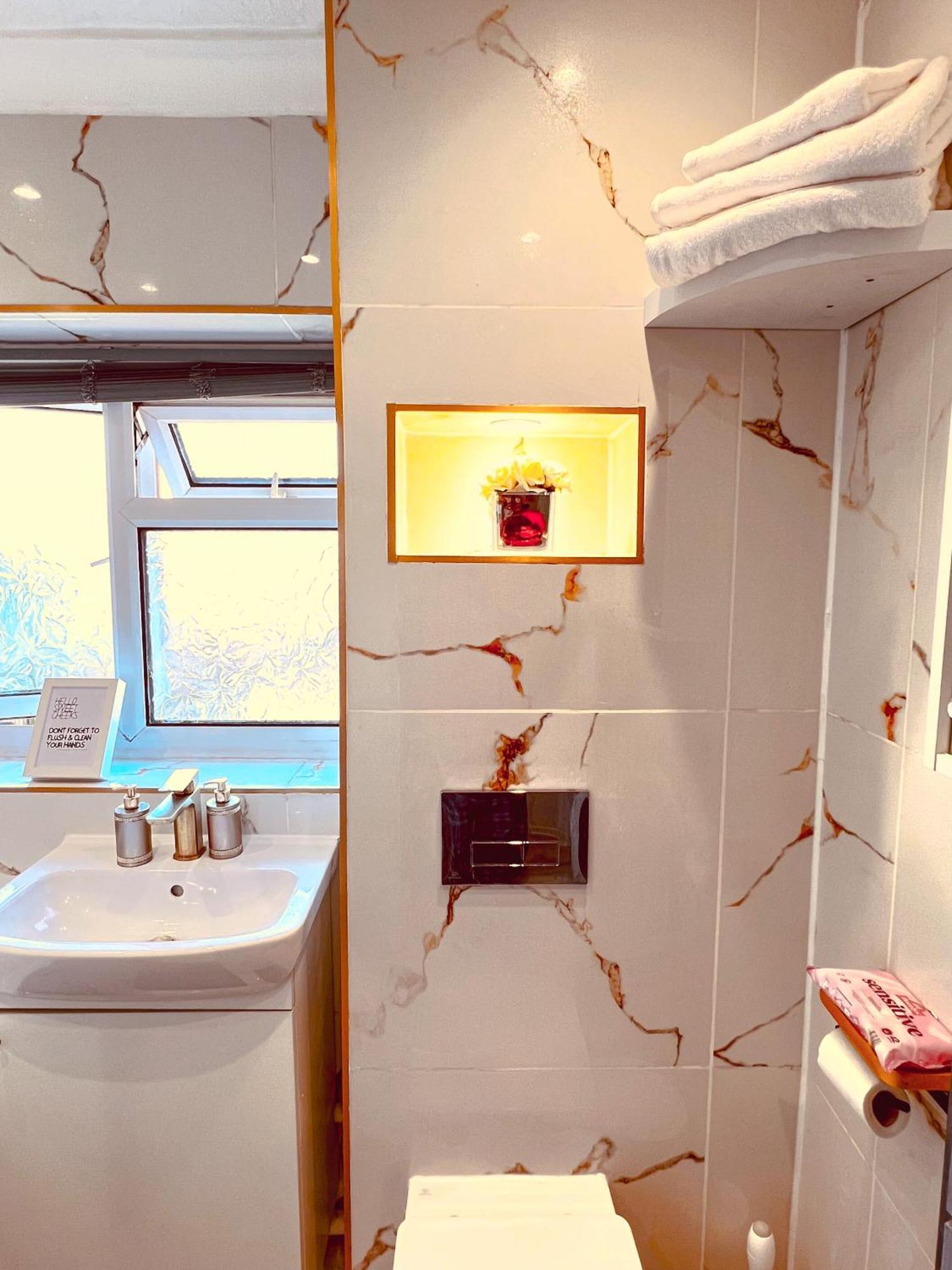 Luxe Smart Home - Basildon Serviced Accommodation - 7 Mins Walk To Basildon Town Centre, Hospital & Train Station Bagian luar foto