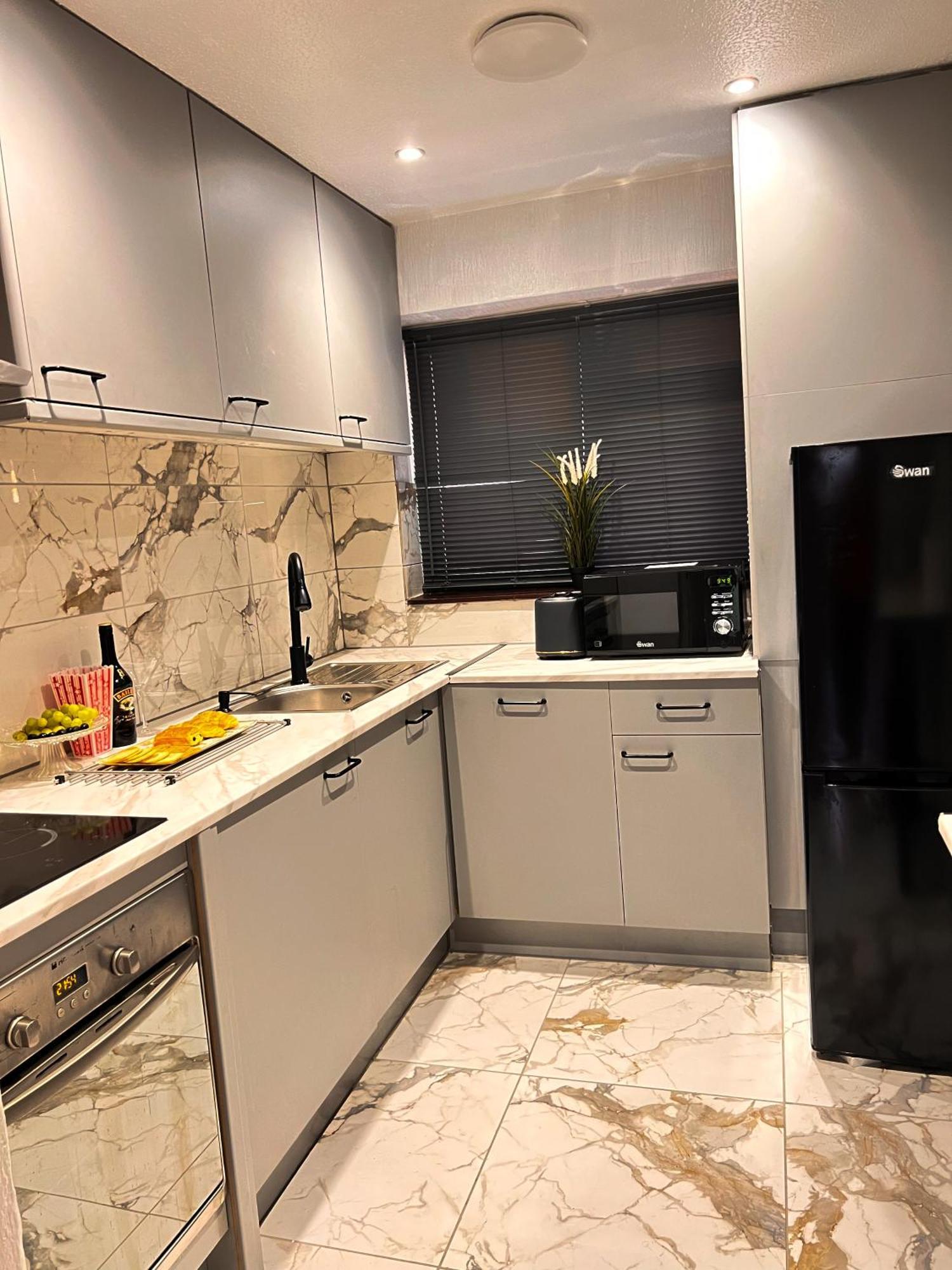 Luxe Smart Home - Basildon Serviced Accommodation - 7 Mins Walk To Basildon Town Centre, Hospital & Train Station Bagian luar foto