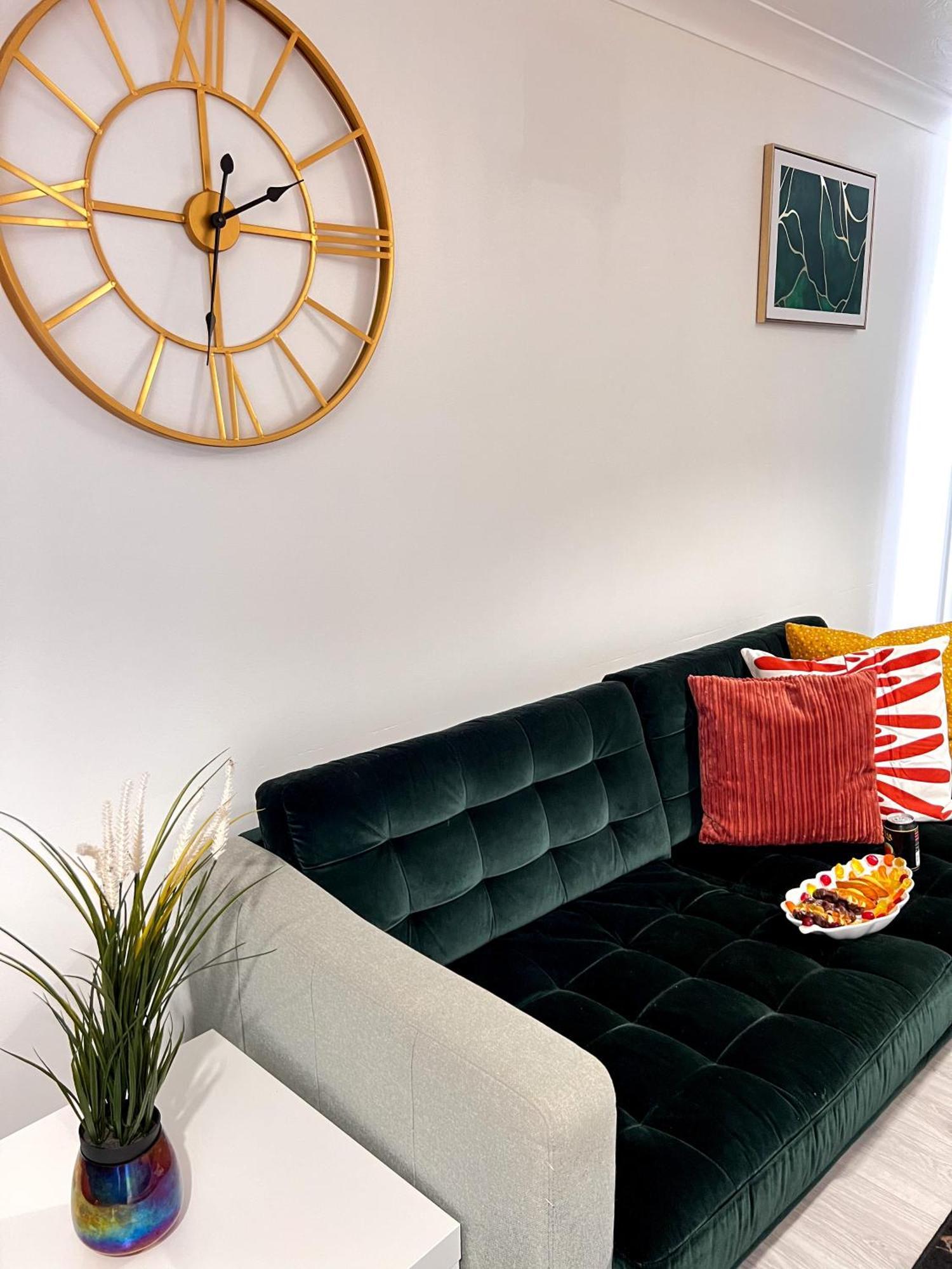 Luxe Smart Home - Basildon Serviced Accommodation - 7 Mins Walk To Basildon Town Centre, Hospital & Train Station Bagian luar foto