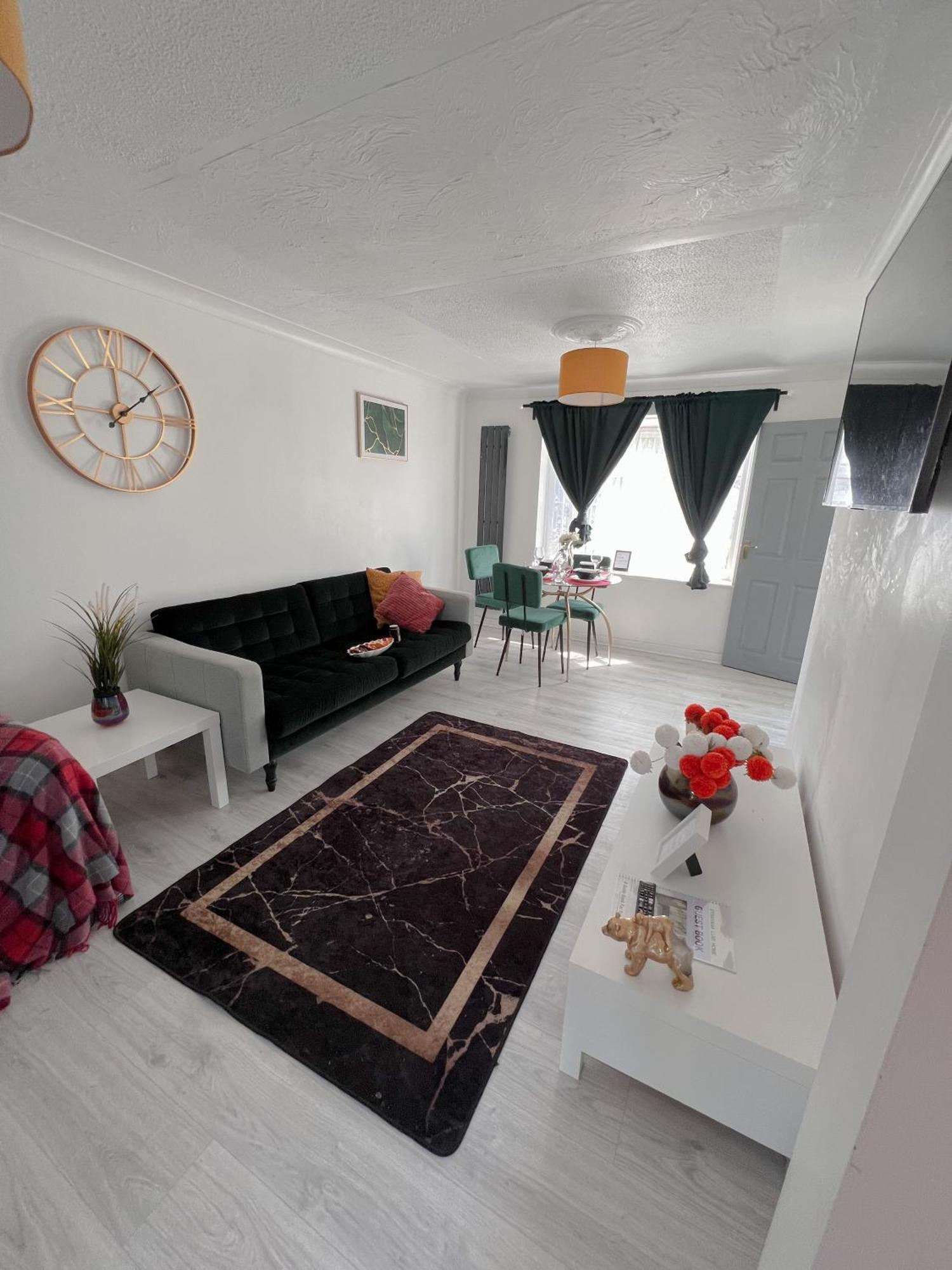 Luxe Smart Home - Basildon Serviced Accommodation - 7 Mins Walk To Basildon Town Centre, Hospital & Train Station Bagian luar foto