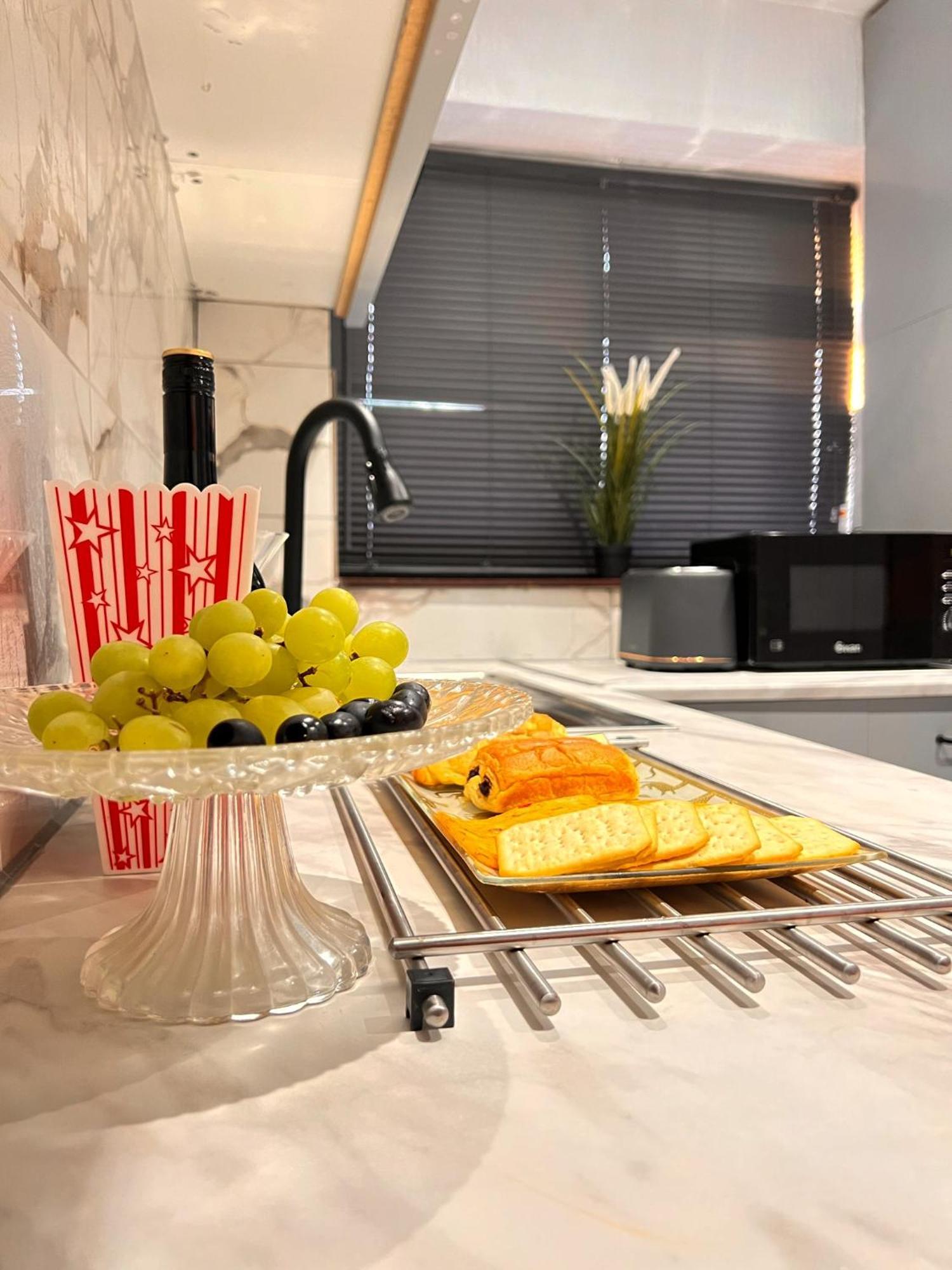 Luxe Smart Home - Basildon Serviced Accommodation - 7 Mins Walk To Basildon Town Centre, Hospital & Train Station Bagian luar foto